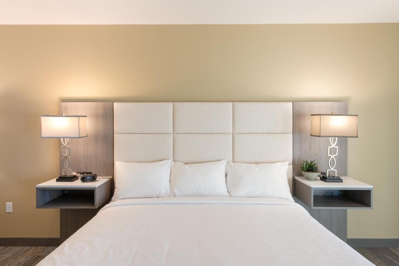 King Room with Roll-In Shower - Disability Access